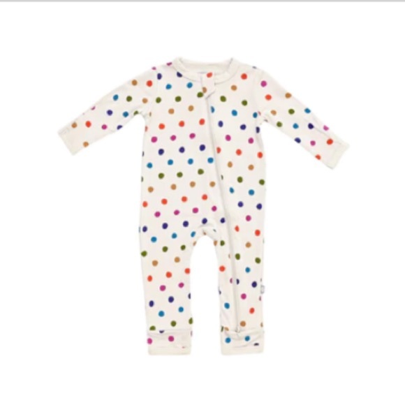 Kyte BABY One Pieces Kyte Baby Zippered Romper In Oat Polka Dot